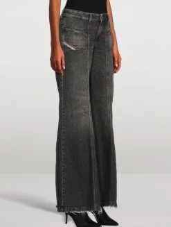 Akii Flared Jeans