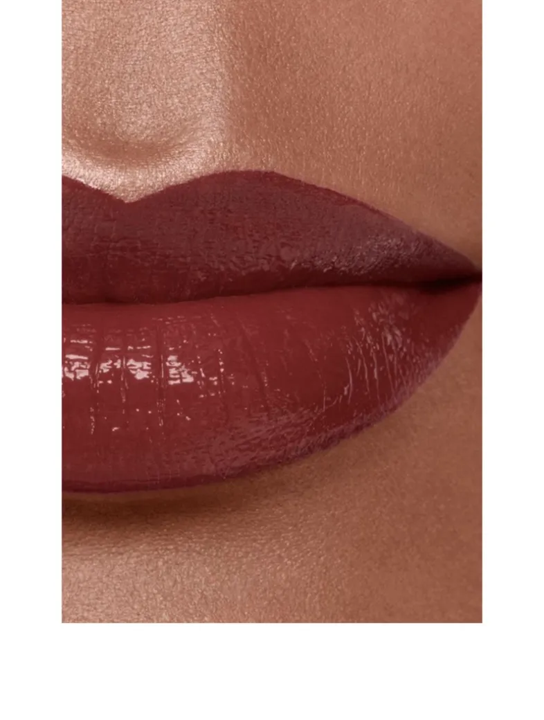 Hydrating And Plumping Lipstick. Intense, Long-Lasting Colour And Shine