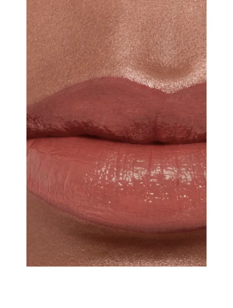 Hydrating And Plumping Lipstick. Intense, Long-Lasting Colour And Shine